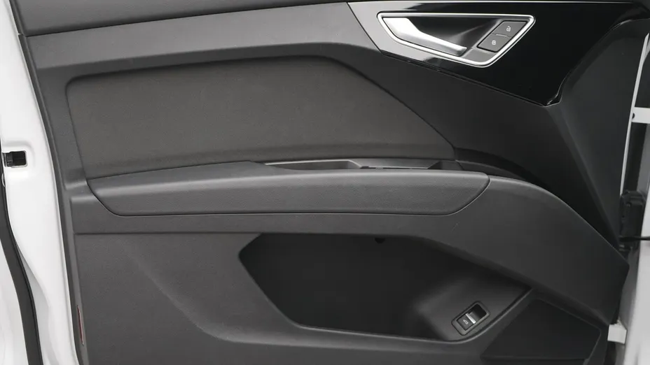AUDI Q4 -