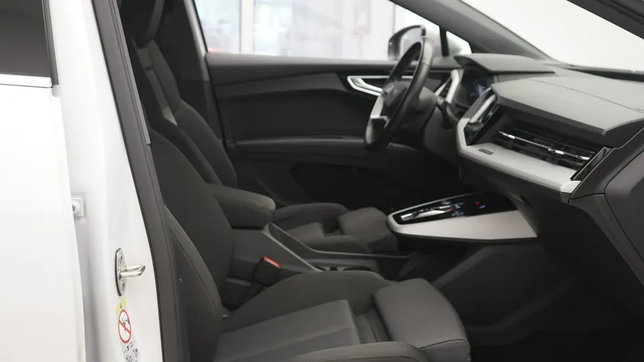 AUDI Q4 -