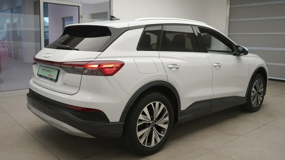 AUDI Q4 -