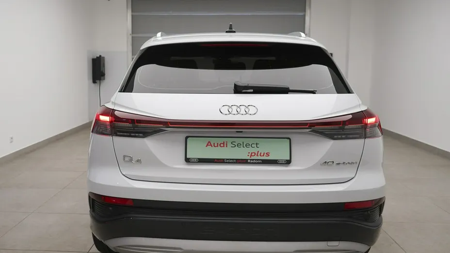 AUDI Q4 -