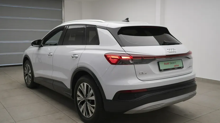 AUDI Q4 -