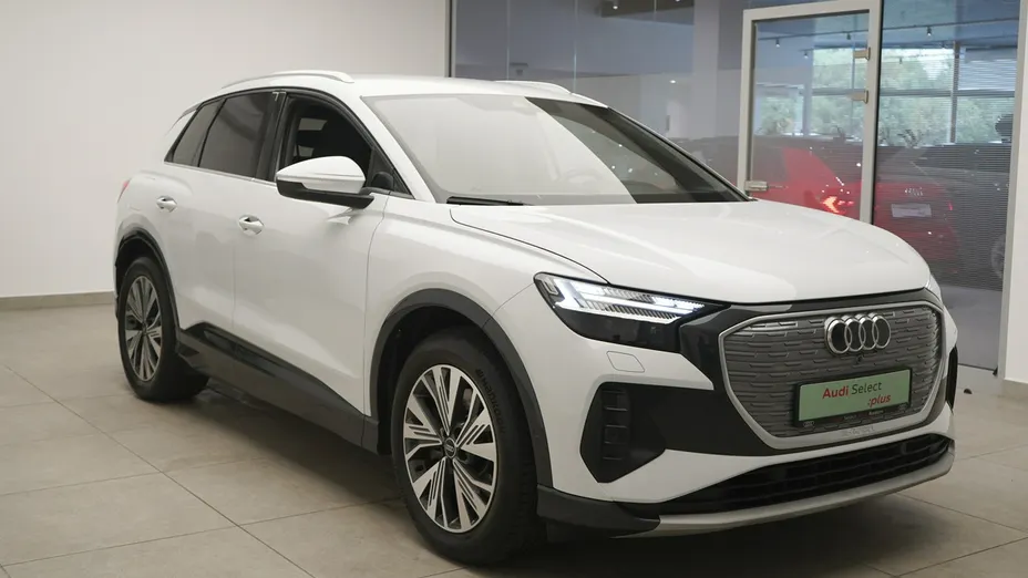 AUDI Q4 -