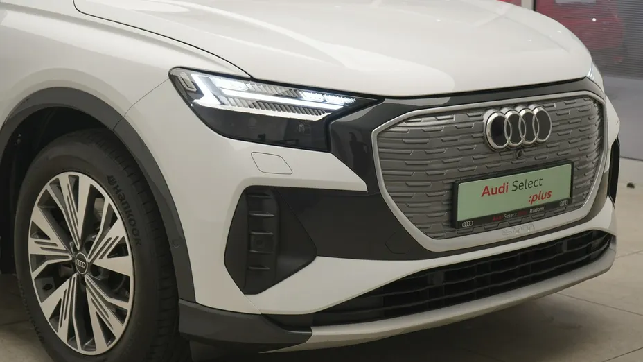 AUDI Q4 -