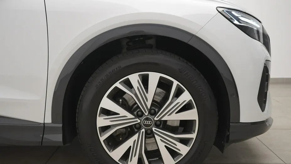 AUDI Q4 -