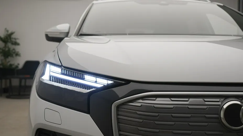 AUDI Q4 -