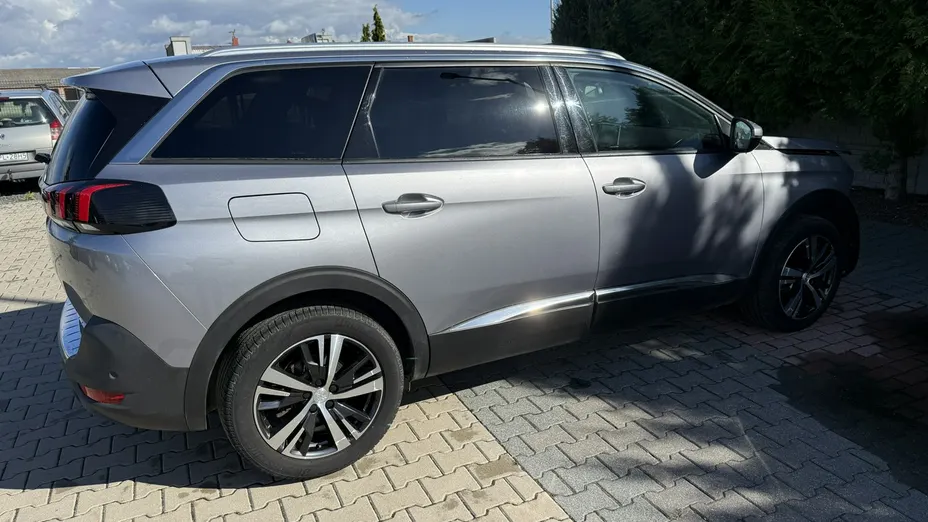PEUGEOT 5008 -