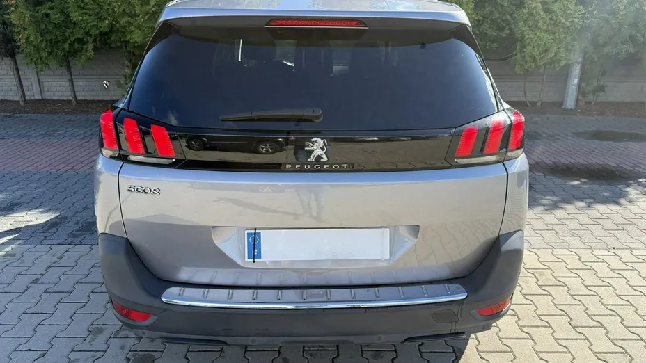 PEUGEOT 5008 -