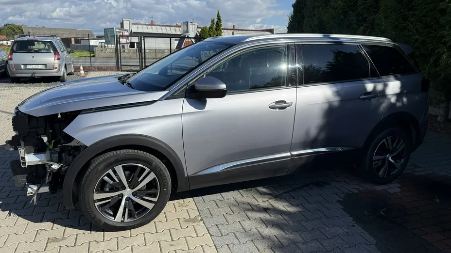PEUGEOT 5008 -