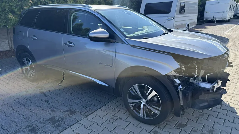 PEUGEOT 5008 -