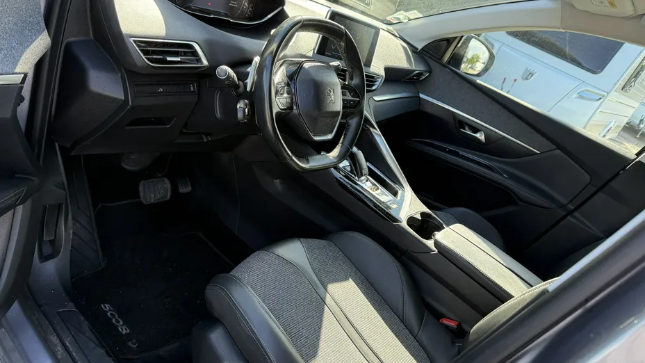 PEUGEOT 5008 -