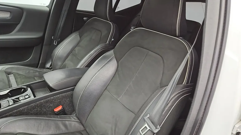 VOLVO XC40 -