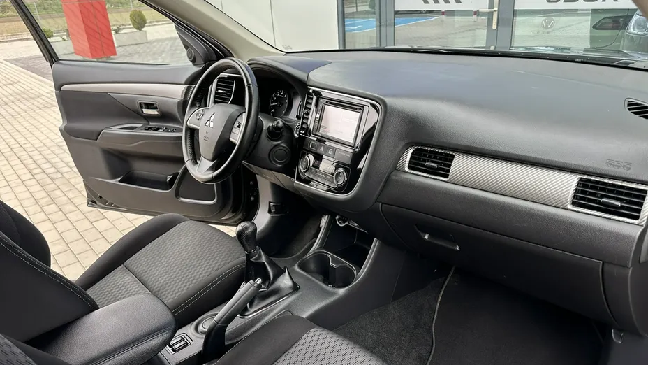 MITSUBISHI Outlander -