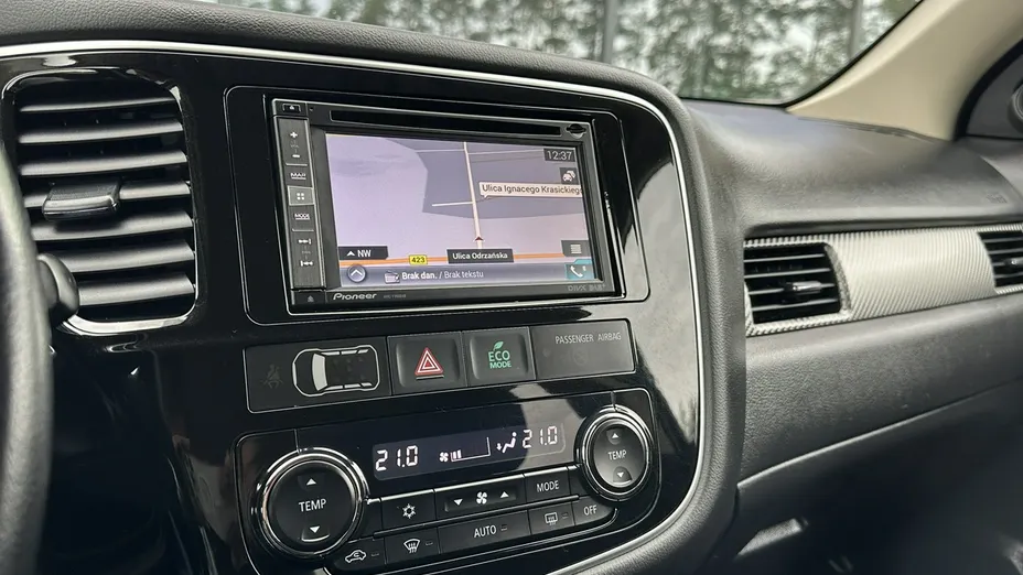 MITSUBISHI Outlander -