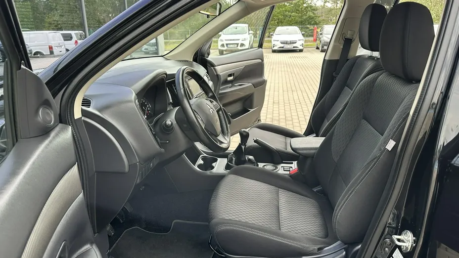 MITSUBISHI Outlander -