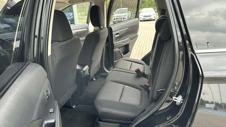 MITSUBISHI Outlander -