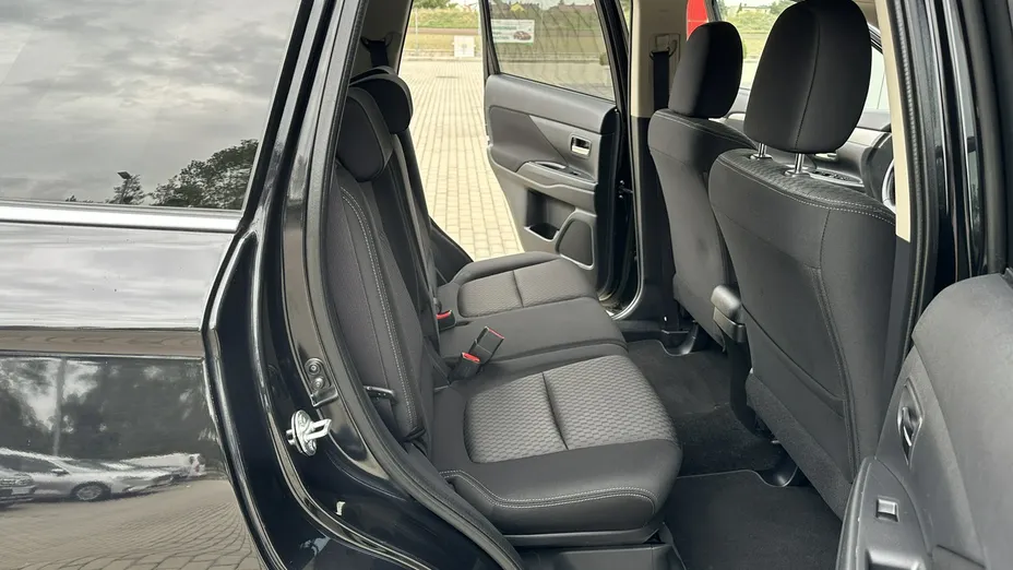 MITSUBISHI Outlander -