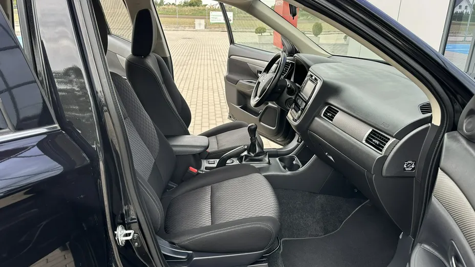 MITSUBISHI Outlander -