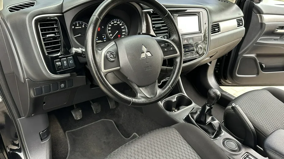 MITSUBISHI Outlander -