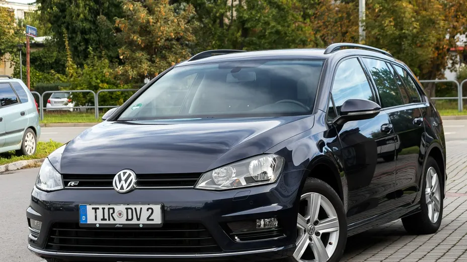 VOLKSWAGEN Golf -