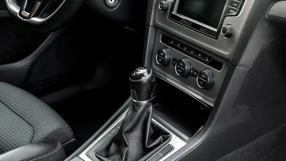 VOLKSWAGEN Golf -