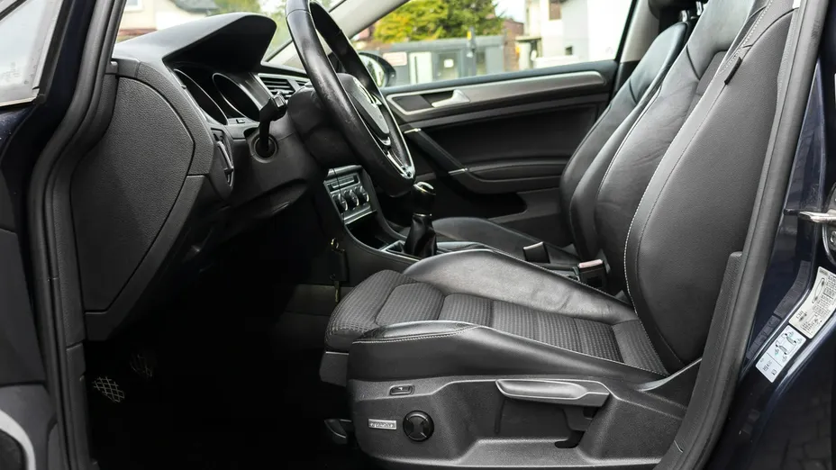 VOLKSWAGEN Golf -