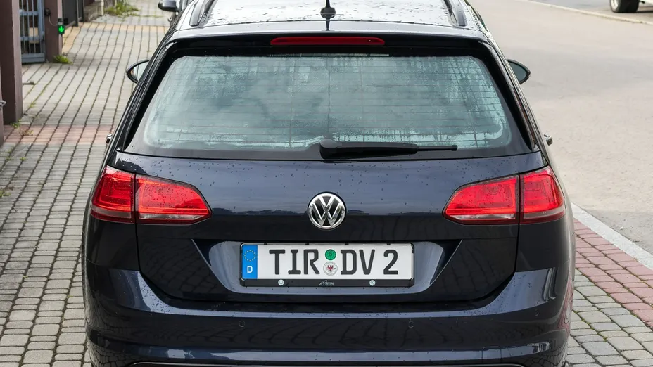 VOLKSWAGEN Golf -