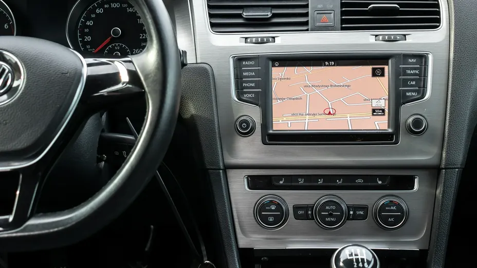 VOLKSWAGEN Golf -
