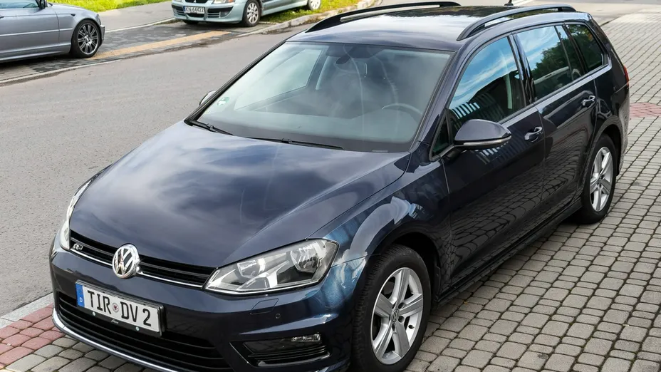 VOLKSWAGEN Golf -