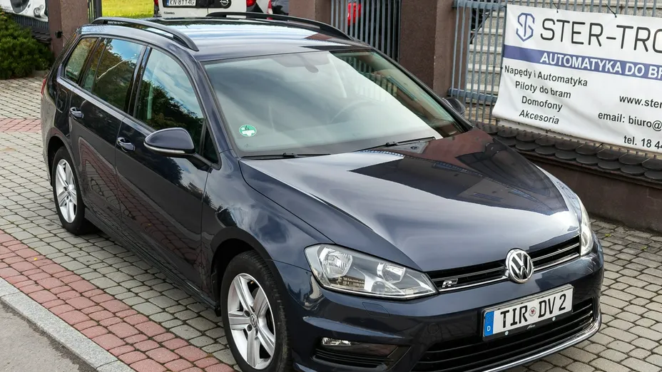 VOLKSWAGEN Golf -