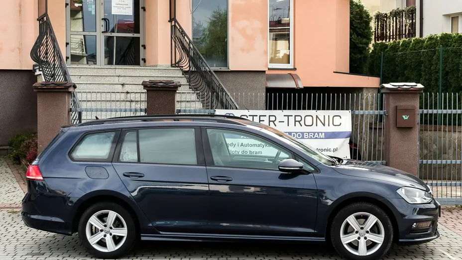 VOLKSWAGEN Golf -