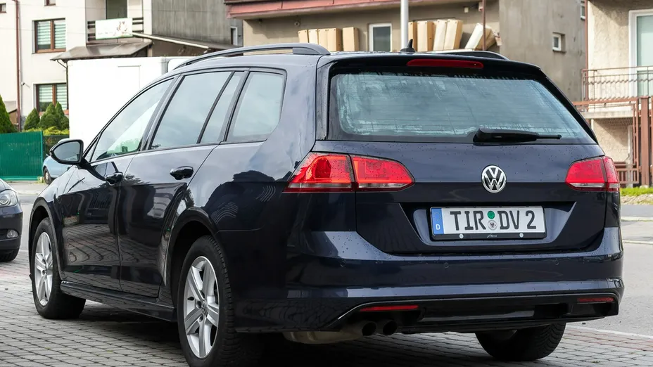 VOLKSWAGEN Golf -