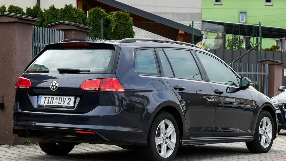 VOLKSWAGEN Golf -