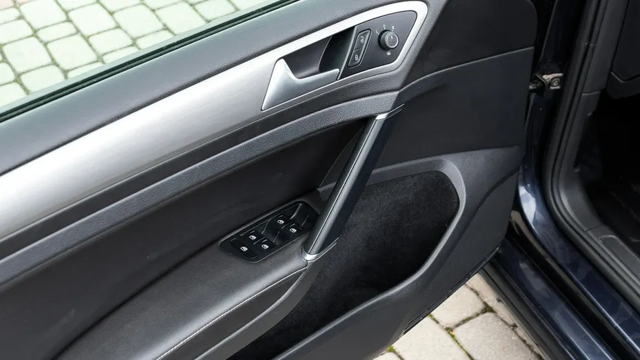 VOLKSWAGEN Golf -
