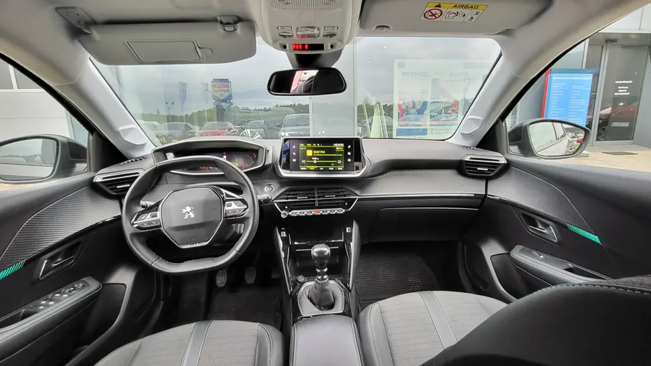 PEUGEOT 208 -