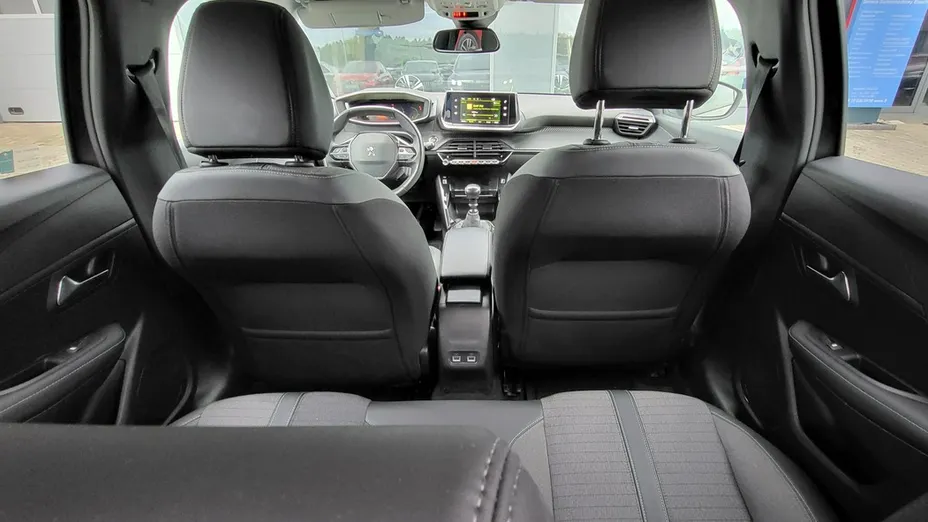 PEUGEOT 208 -