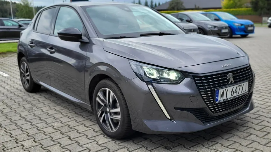 PEUGEOT 208 -