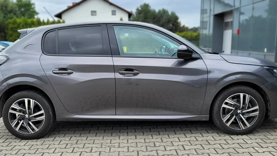 PEUGEOT 208 -