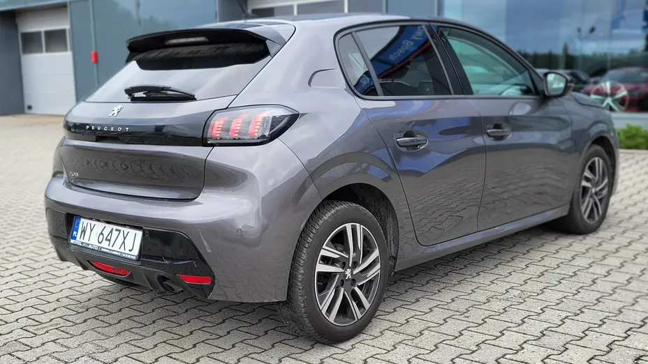 PEUGEOT 208 -
