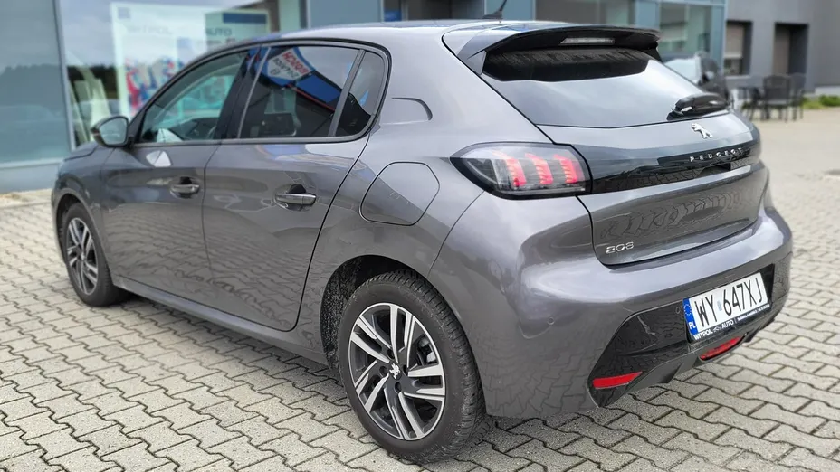 PEUGEOT 208 -