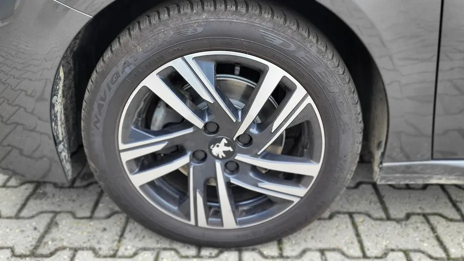 PEUGEOT 208 -