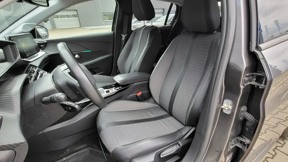 PEUGEOT 208 -