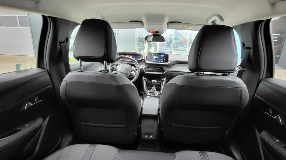 PEUGEOT 208 -
