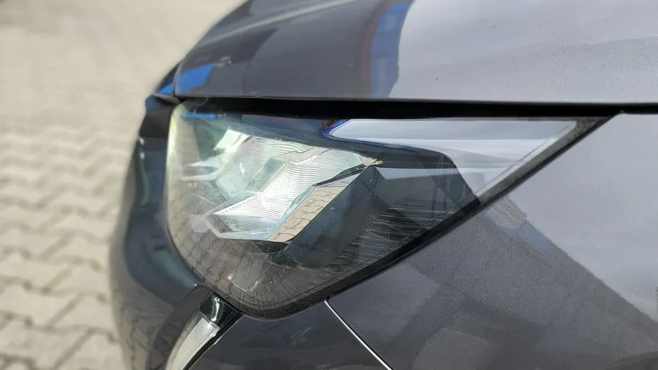 PEUGEOT 208 -