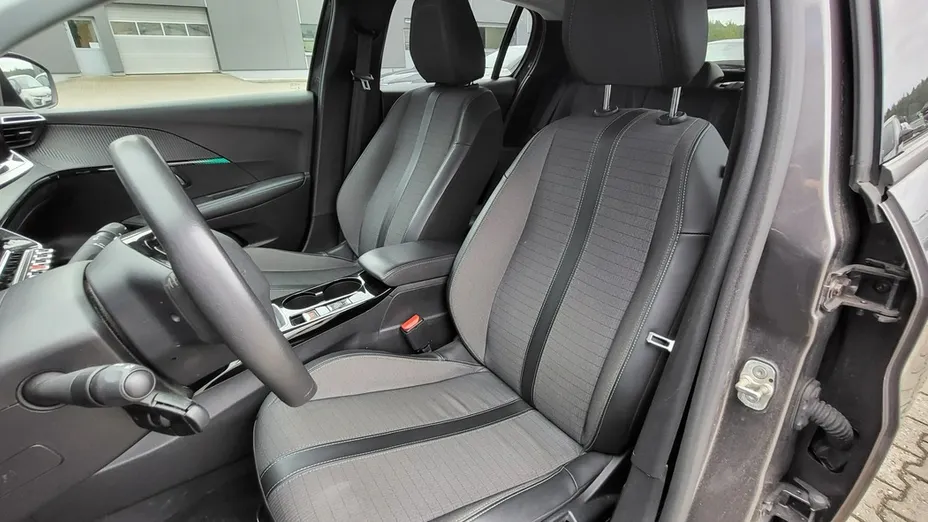 PEUGEOT 208 -