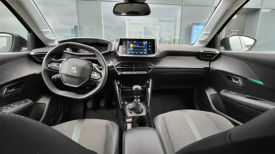 PEUGEOT 208 -