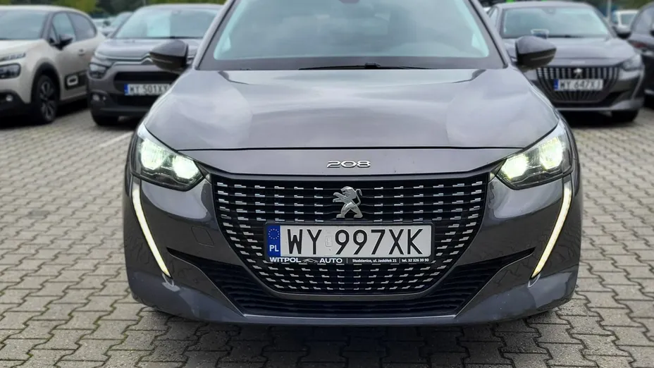 PEUGEOT 208 -