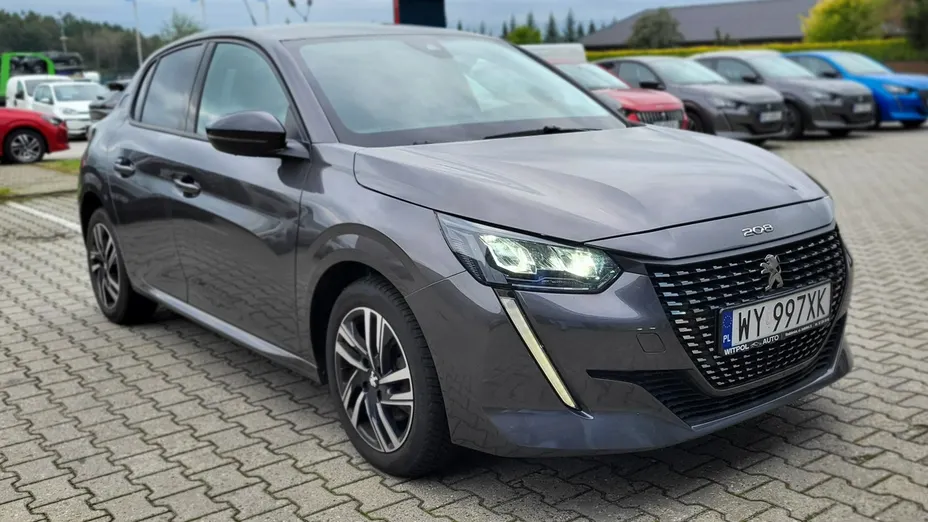 PEUGEOT 208 -