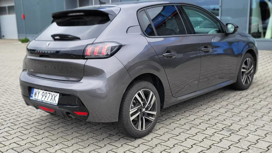 PEUGEOT 208 -