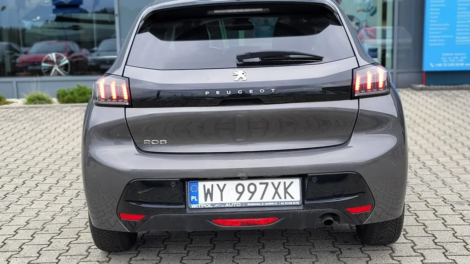 PEUGEOT 208 -