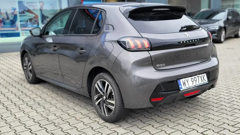 PEUGEOT 208 -